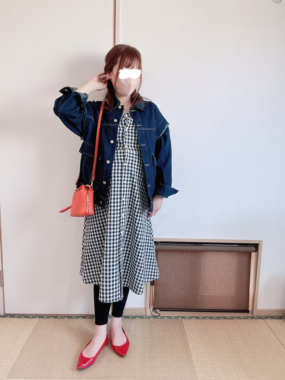 「春服デビュー宣言、デニムジャケット、ギンガムチェック、ワンピース、赤バレエシューズ、きれいめカジュアル、袖ロールアップ、着回しコーデ、ママコーデ、マタニティ、臨月、フェミニン」|「Edit Sheenのロングストラップポーチショルダー(ショルダーバッグ、オレンジ系)」を使った、yu.さん(レディース・161cm)の春コーディネートの2枚目の写真