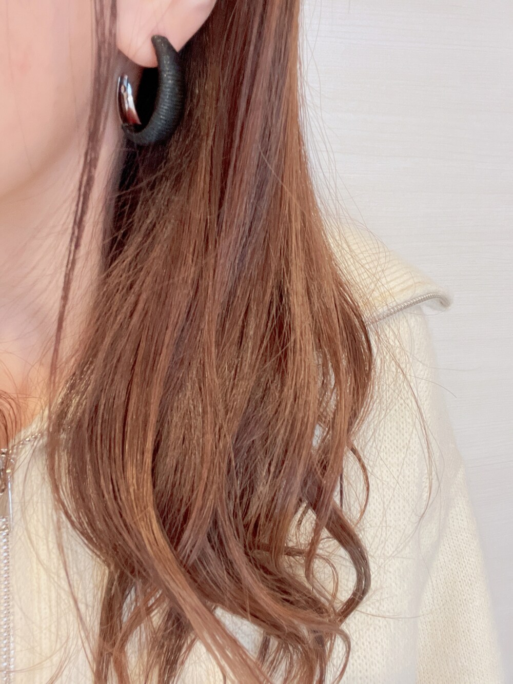 「ハーフジップニット、ショートパンツ、ロングブーツ、ニット、赤、ママコーデ、淡色コーデ、大人かわいい、ゆる巻き」｜「VIVIANの【2021年秋冬新作】スクエアトゥストレッチロングブーツ（ブーツ、ブラウン系）」を使った、yu.さん（レディース・161cm）の冬コーディネートの2枚目の写真
