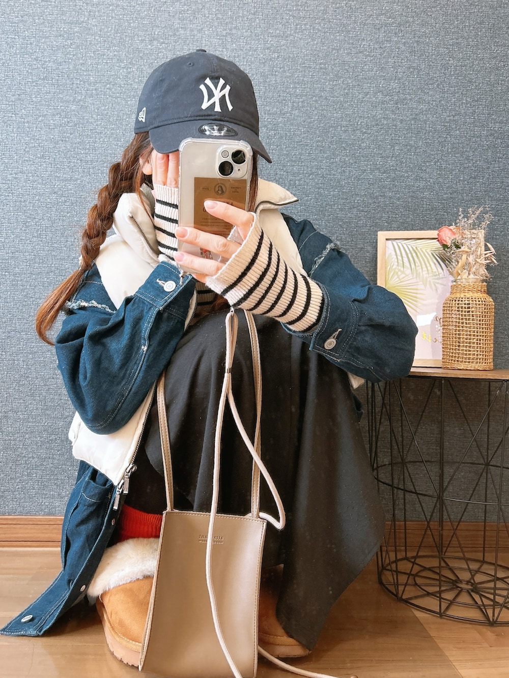 「デニムジャケット、ダウンベスト、レイヤードスタイル、ボーダー、ワンピース、カラーソックス、キャップ、NEW ERA、ショルダーバッグ、カジュアル、ママコーデ、三つ編み、ムートンブーツ、着回しコーデ、今日の髪型と服」｜「WEGOのWEGO/NEWERA Casual Classic（キャップ、ブルー系）」を使った、yu.さん（レディース・161cm）の春コーディネートの2枚目の写真