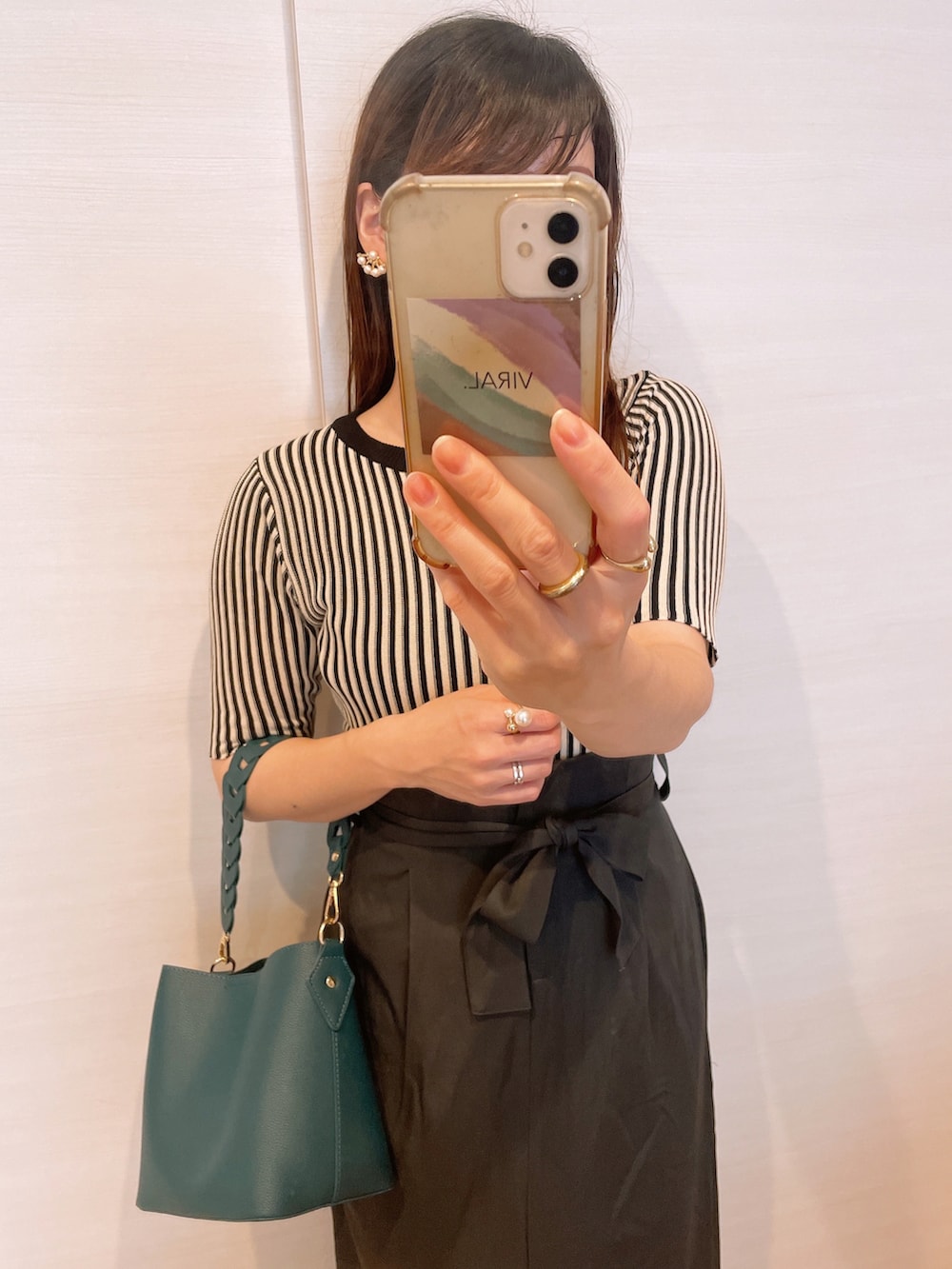 ブルー系のハンドバッグ、ゴールド系のリングを着用したレディースの夏コーディネートの2枚目の写真