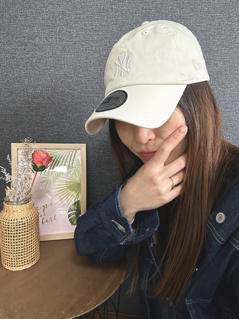 「デニムジャケット、カラーパンツ、キャップ、ショルダーバッグ、シンプルコーデ、カジュアルコーデ、着回しコーデ、ママコーデ、プチプラ」｜「fifthのギャザーデザインハンドバッグ（ハンドバッグ、ホワイト系）」を使った、yu.さん（レディース・161cm）の春コーディネートの4枚目の写真