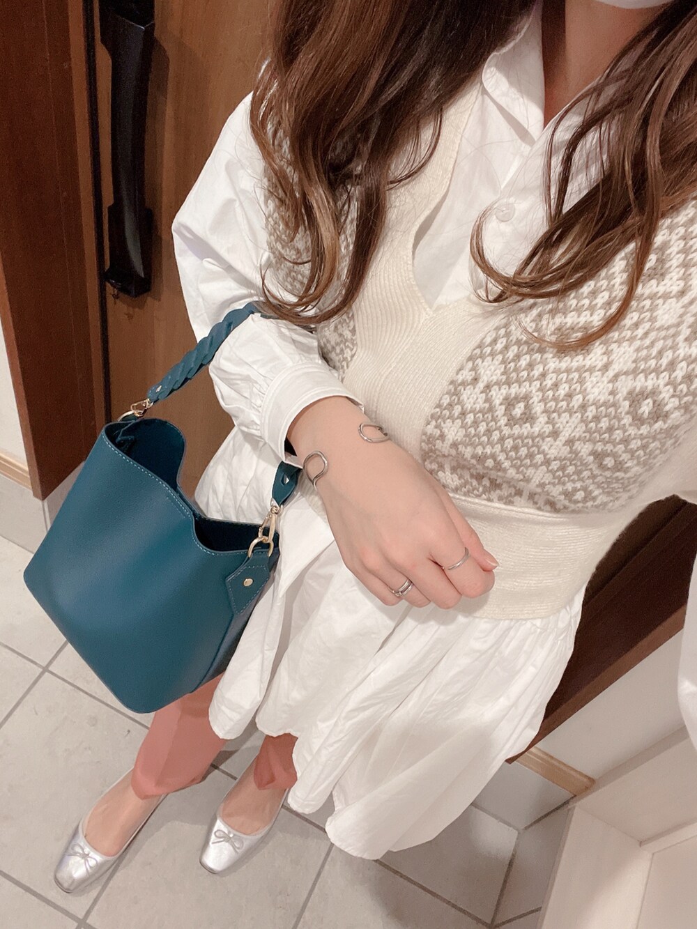「オトナ女子、シャツスタイル、春コーデ、レイヤードスタイル、ビスチェ、シルバーシューズ、ピンク、パンツスタイル、ママコーデ、ロングコート、ガウン、ブルー」｜「Edit Sheenの【スタイリストプロデュース】デザインハンドルバケットバッグ（ハンドバッグ、ブルー系）」を使った、yu.さん（レディース・161cm）の冬コーディネートの2枚目の写真