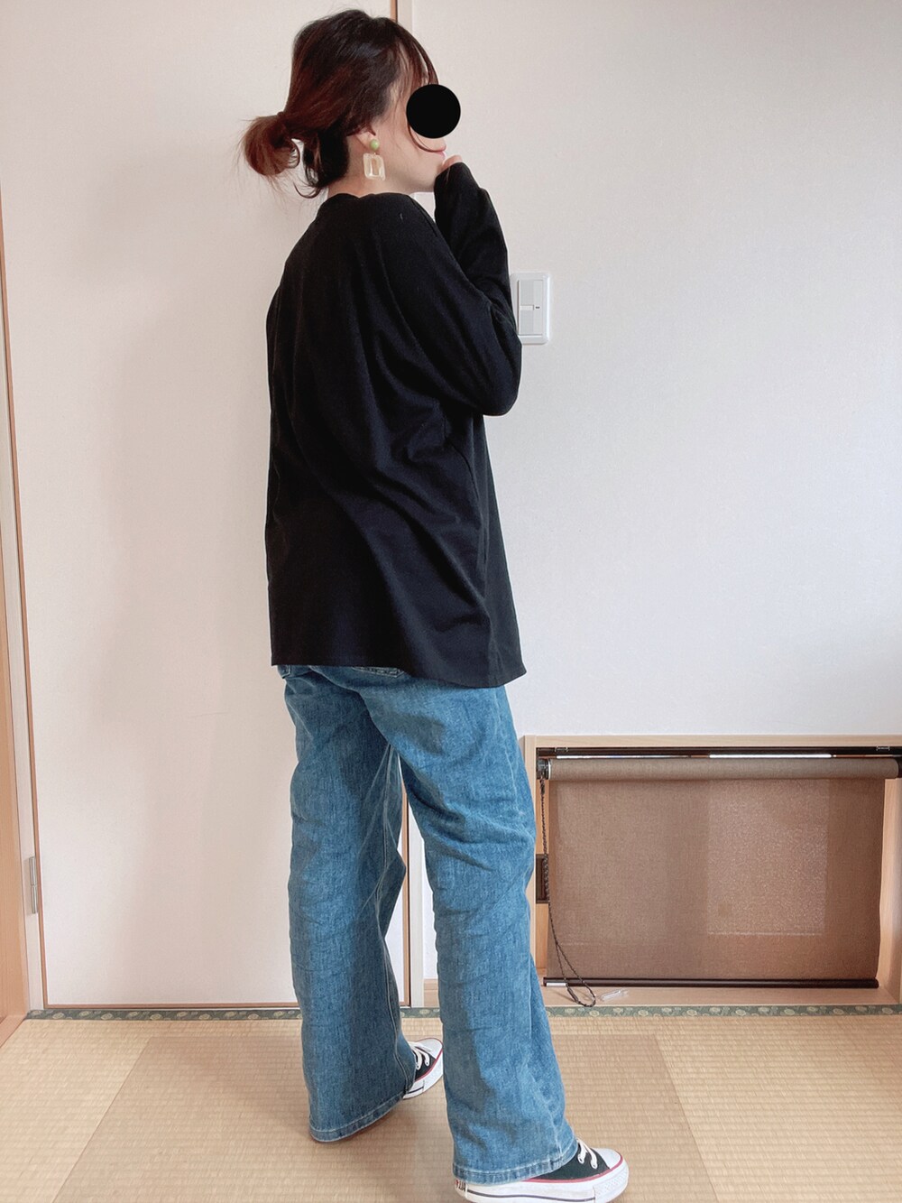 「ストリート、オーバーサイズ、ロンT、デニム、コンバース、ママコーデ、スニーカーコーデ、モノトーン、おだんごヘアー、ストリートフェス2023、むすこーで、キッズコーデ、4児ママ、マタニティ」|「Edit SheenのビッグシルエットシンプルロンT(Tシャツ/カットソー、ブラック系)」を使った、yu.さん(レディース・161cm)の冬コーディネートの4枚目の写真