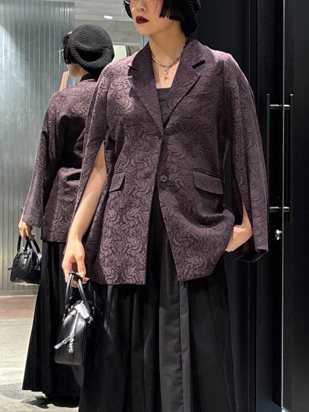 ブラック系のその他パンツ、ブラック系のボストンバッグ、ブラウン系のテーラードジャケットを着用したレディースの夏コーディネートの4枚目の写真