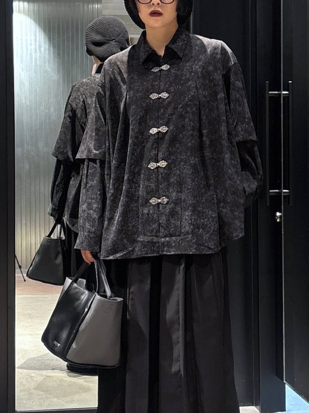 ブラック系のその他パンツ、ブラック系のスニーカー、ブラック系のショルダーバッグを着用したレディースの夏コーディネートの4枚目の写真