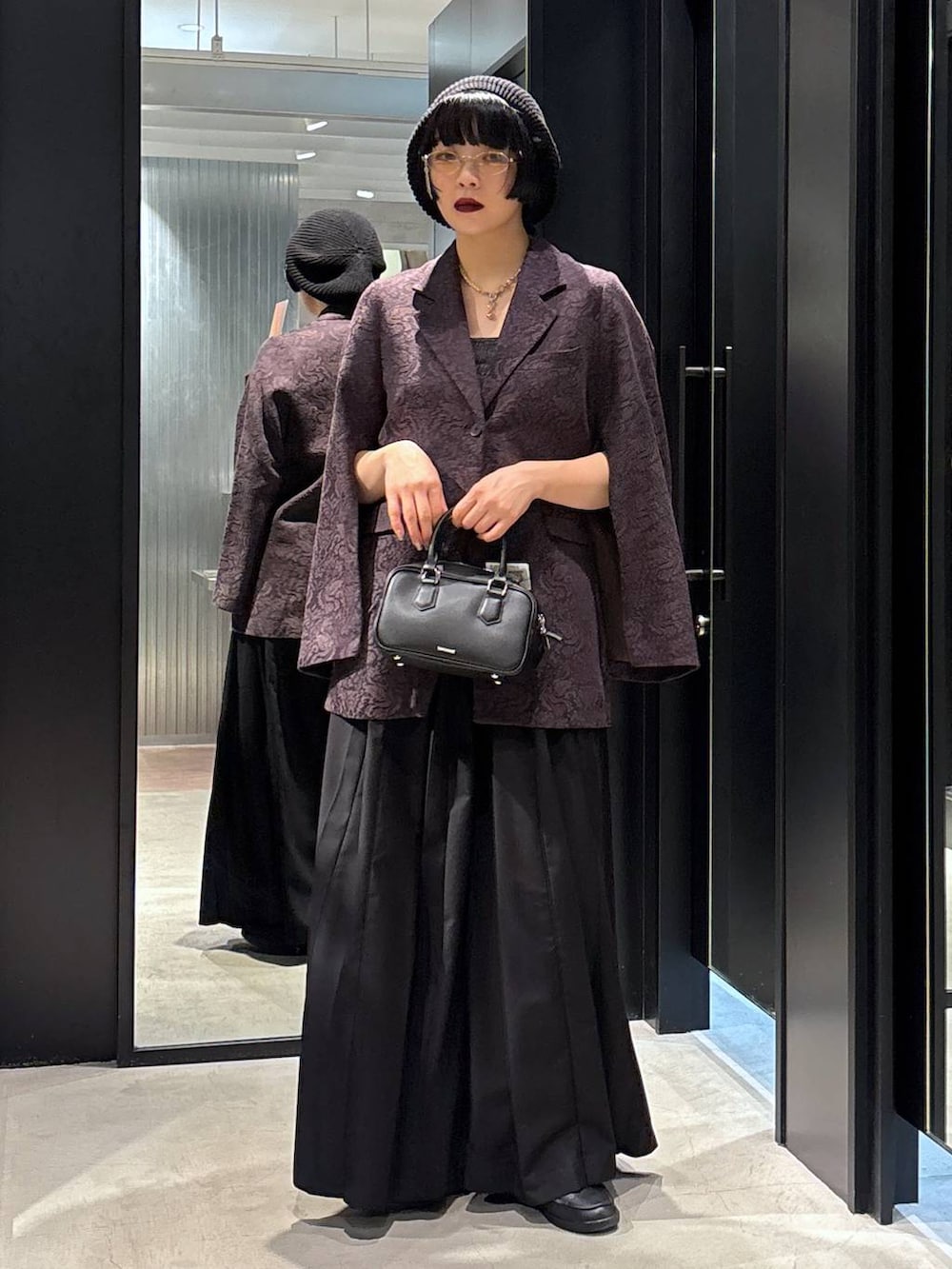 ブラック系のその他パンツ、ブラック系のボストンバッグ、ブラウン系のテーラードジャケットを着用したレディースの夏コーディネートの2枚目の写真