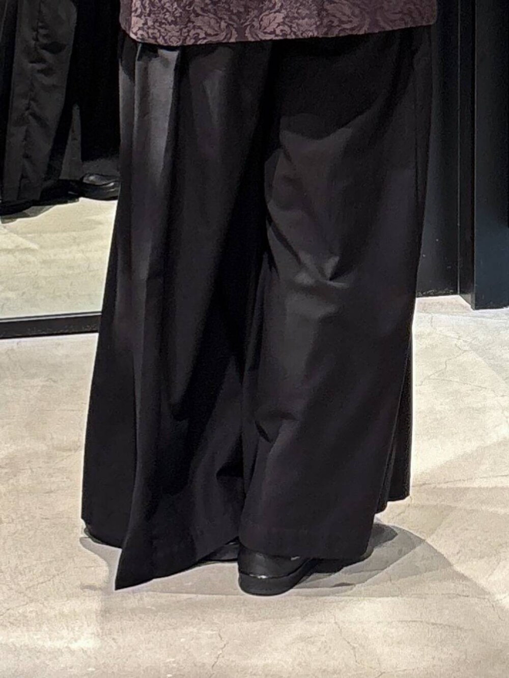 ブラック系のその他パンツ、ブラック系のボストンバッグ、ブラウン系のテーラードジャケットを着用したレディースの夏コーディネートの5枚目の写真