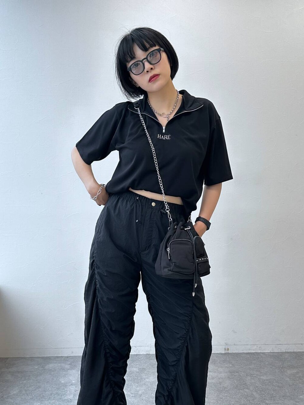 ブラック系のサンダル、ブラック系のTシャツ/カットソー、ブラック系のショルダーバッグを着用したレディースの夏コーディネートの5枚目の写真