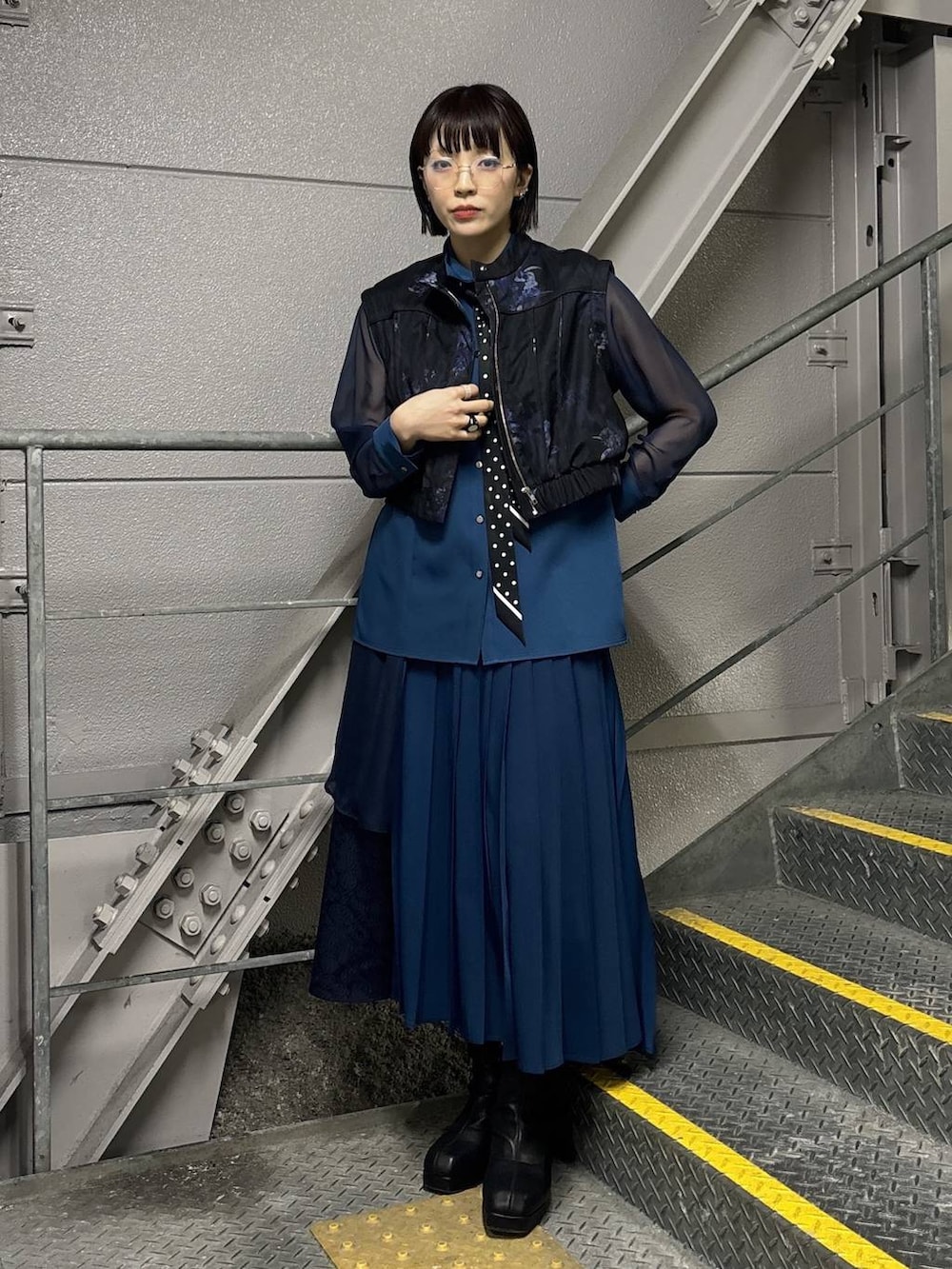 ブラック系のブーツ、ブルー系のスカート、ブルー系のシャツ/ブラウスを着用したレディースの春コーディネートの2枚目の写真