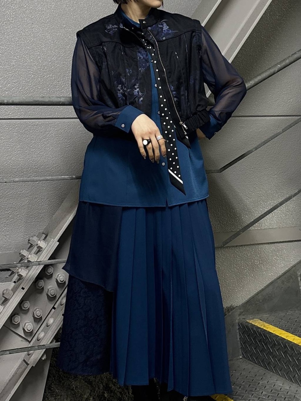 ブラック系のブーツ、ブルー系のスカート、ブルー系のシャツ/ブラウスを着用したレディースの春コーディネートの4枚目の写真