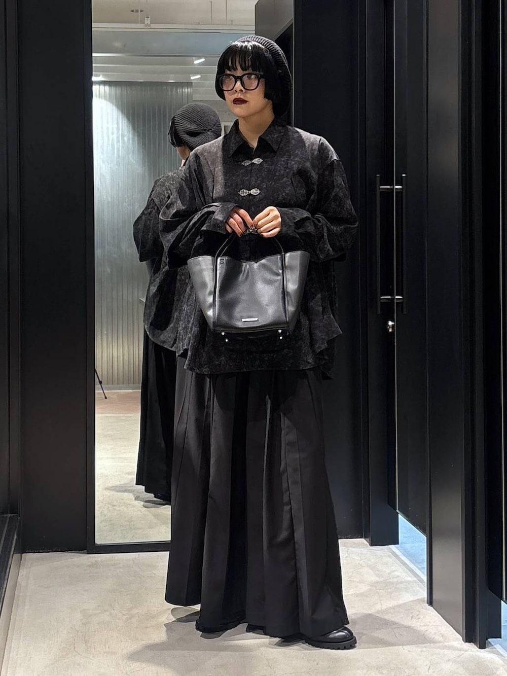 ブラック系のその他パンツ、ブラック系のスニーカー、ブラック系のショルダーバッグを着用したレディースの夏コーディネートの2枚目の写真