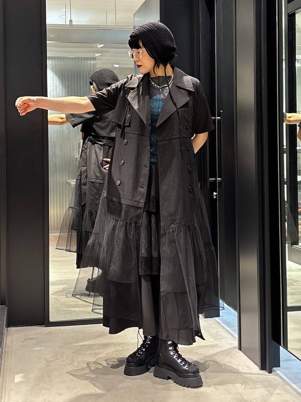 ブラック系のサンダル、ブルー系のTシャツ/カットソー、ブラック系のワンピースを着用したレディースの夏コーディネートの2枚目の写真