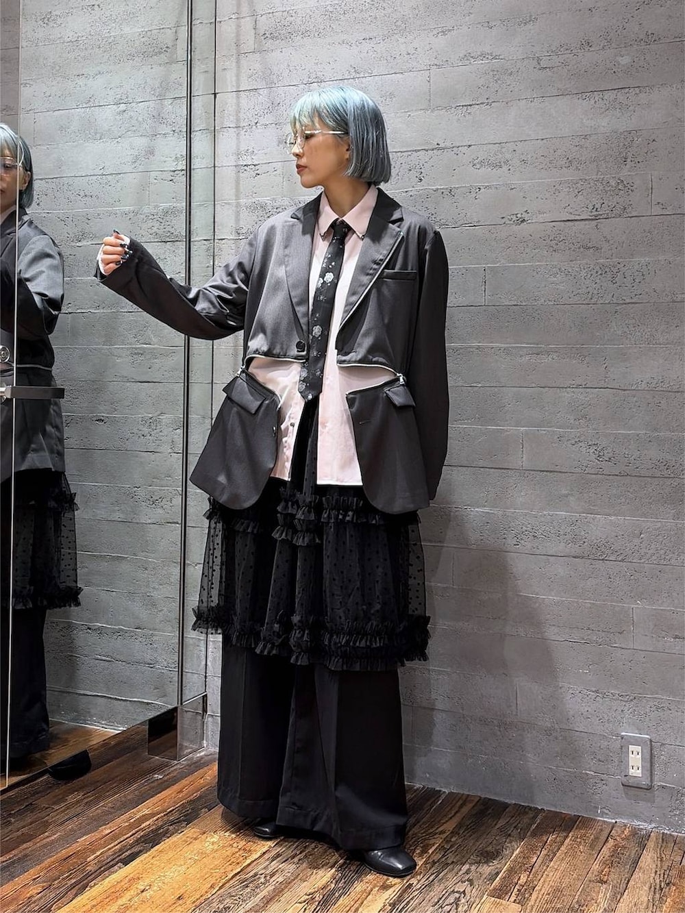 ピンク系のシャツ/ブラウス、ブラック系のスラックス、グレー系のテーラードジャケットを着用したレディースの秋コーディネートの4枚目の写真