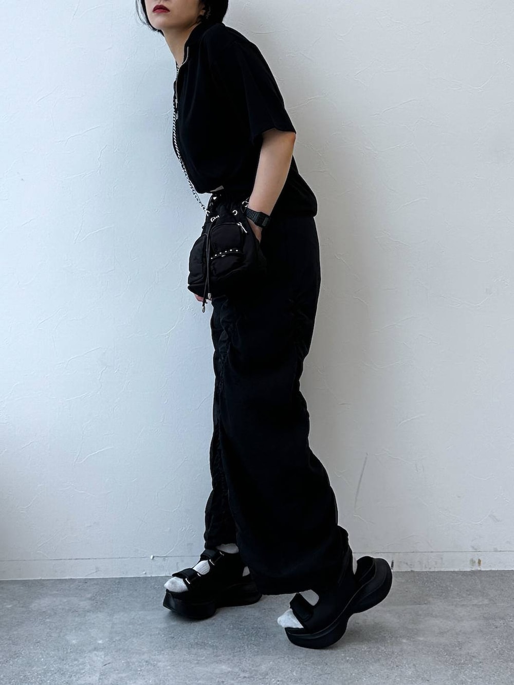 ブラック系のサンダル、ブラック系のTシャツ/カットソー、ブラック系のショルダーバッグを着用したレディースの夏コーディネートの4枚目の写真