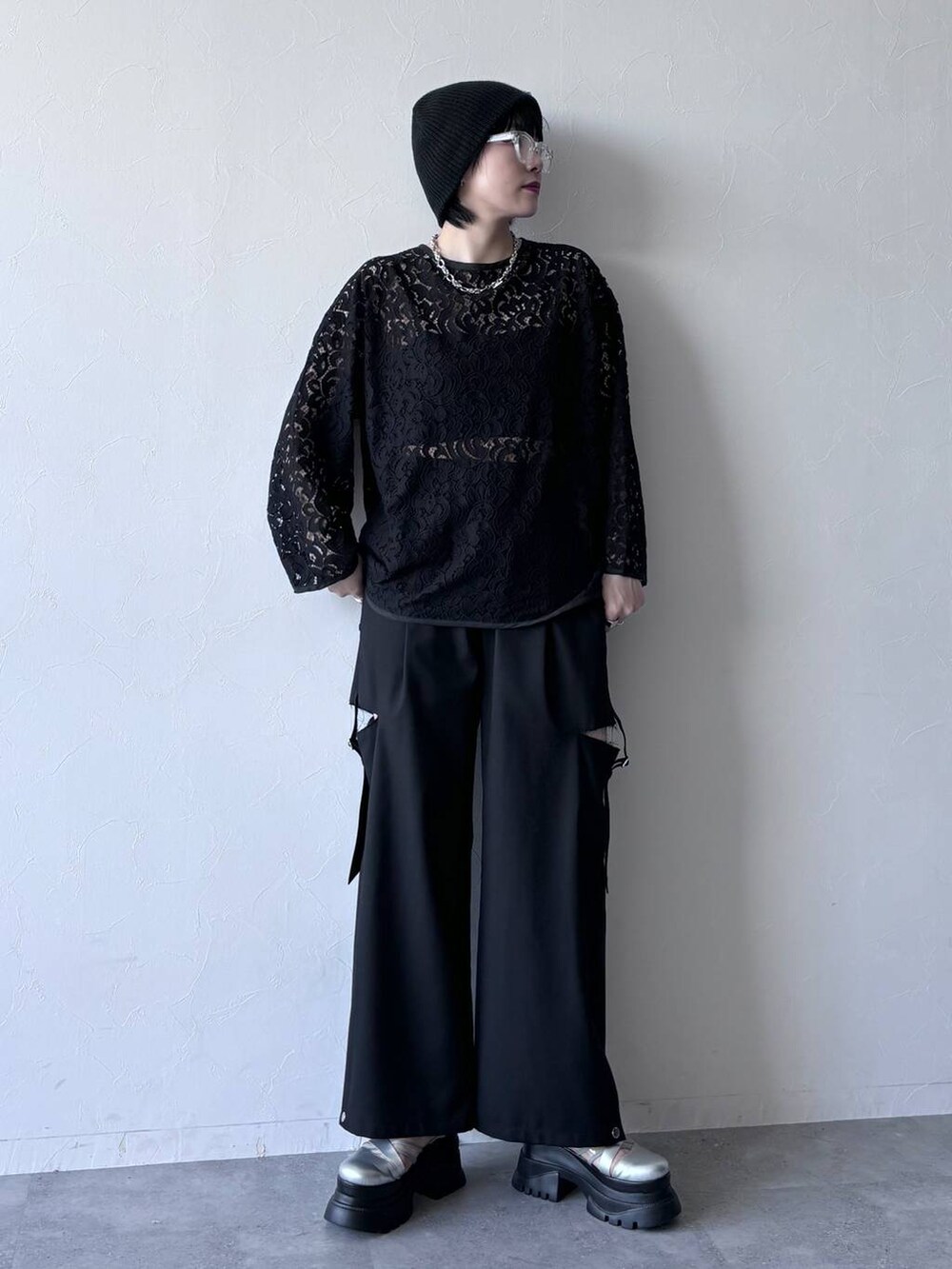 ブラック系のスラックス、シルバー系のサンダル、ブラック系のTシャツ/カットソーを着用したレディースの春コーディネートの4枚目の写真