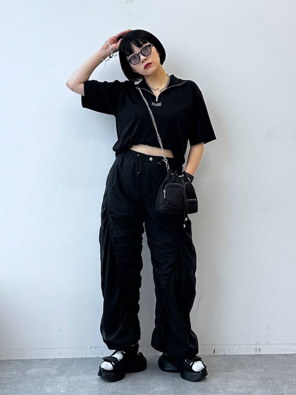 ブラック系のサンダル、ブラック系のTシャツ/カットソー、ブラック系のショルダーバッグを着用したレディースの夏コーディネートの3枚目の写真