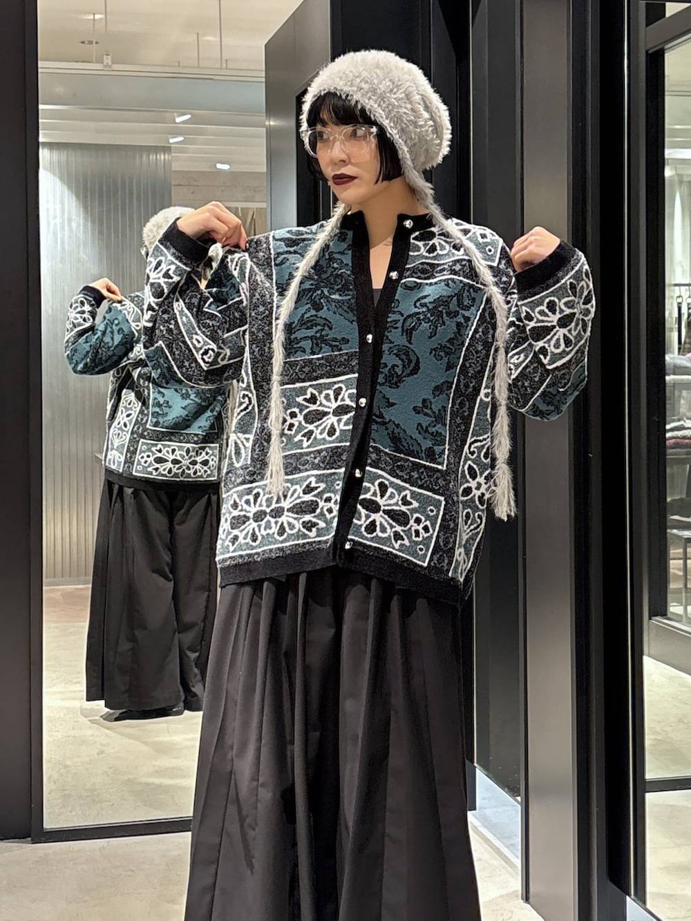 ブラック系のチェスターコート、ブラック系のバレエシューズ、ブラック系のその他パンツを着用したレディースの秋コーディネートの6枚目の写真