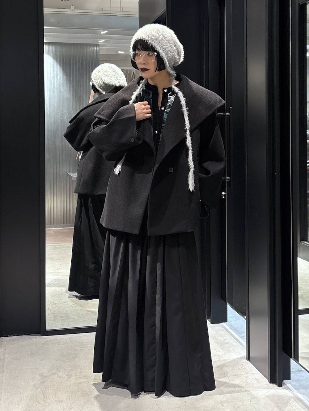 ブラック系のチェスターコート、ブラック系のバレエシューズ、ブラック系のその他パンツを着用したレディースの秋コーディネートの2枚目の写真