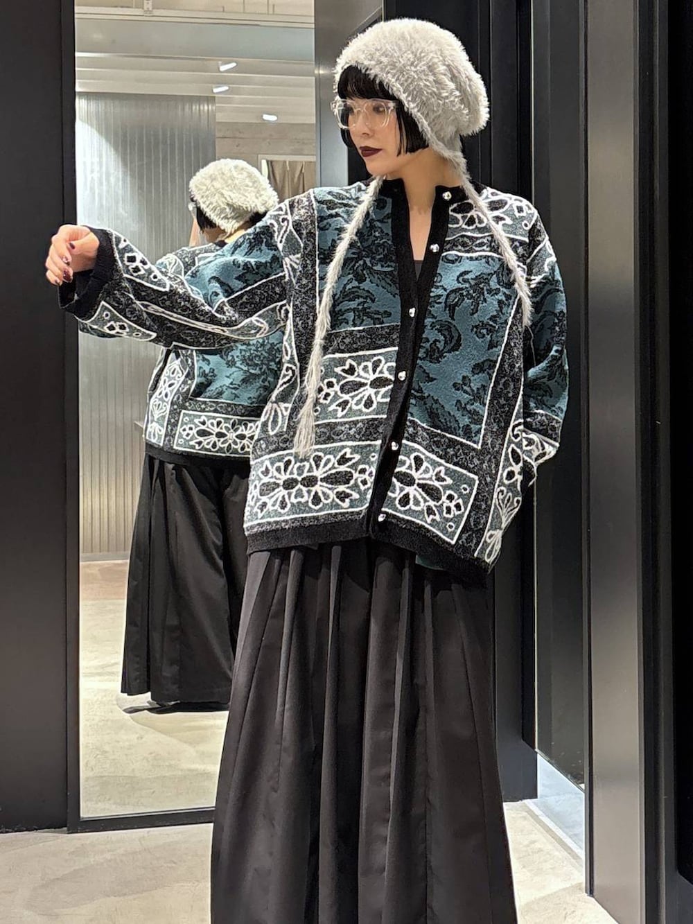 ブラック系のチェスターコート、ブラック系のバレエシューズ、ブラック系のその他パンツを着用したレディースの秋コーディネートの7枚目の写真