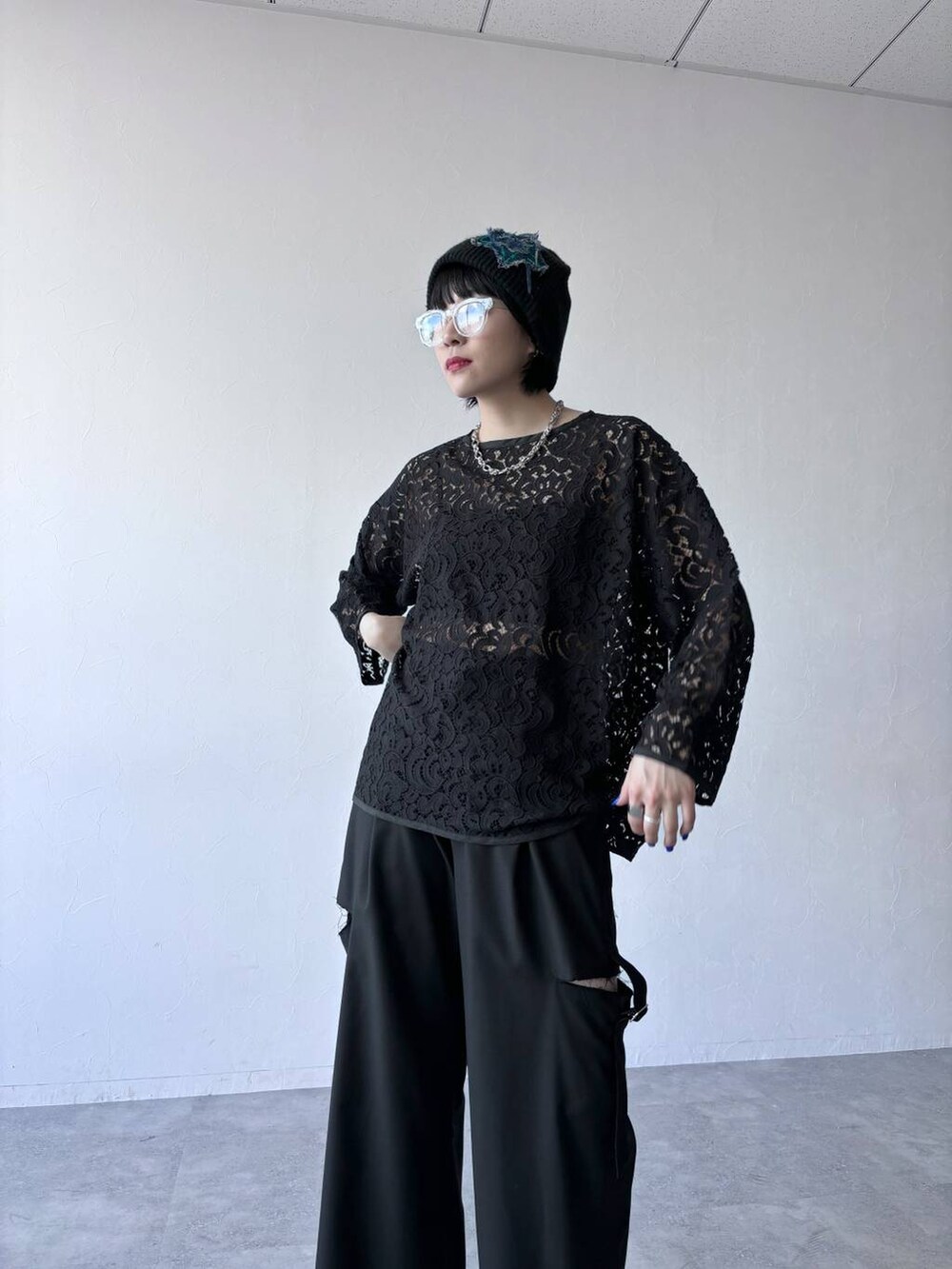 ブラック系のスラックス、シルバー系のサンダル、ブラック系のTシャツ/カットソーを着用したレディースの春コーディネートの5枚目の写真
