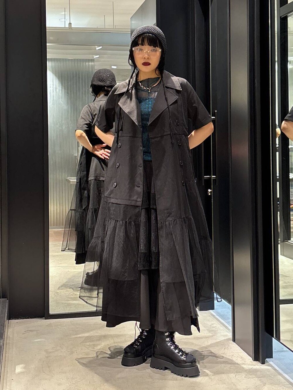 ブラック系のサンダル、ブルー系のTシャツ/カットソー、ブラック系のワンピースを着用したレディースの夏コーディネートの3枚目の写真