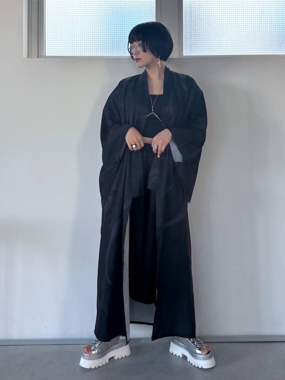 シルバー系のサンダル、ブラック系のその他パンツ、シルバー系のサスペンダーを着用したレディースの夏コーディネートの3枚目の写真