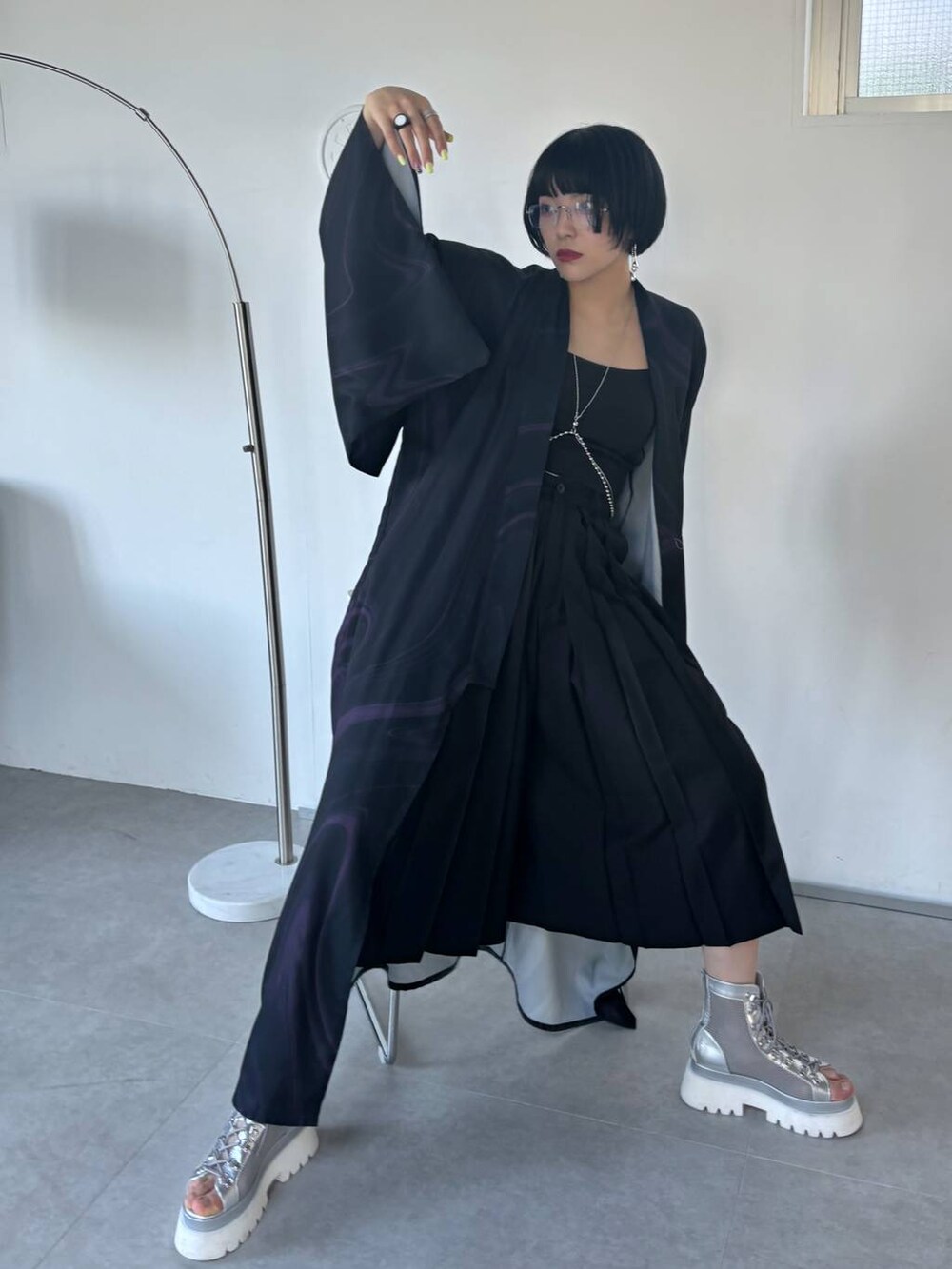 シルバー系のサンダル、ブラック系のその他パンツ、シルバー系のサスペンダーを着用したレディースの夏コーディネートの5枚目の写真