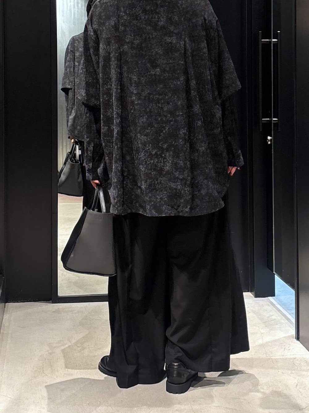 ブラック系のその他パンツ、ブラック系のスニーカー、ブラック系のショルダーバッグを着用したレディースの夏コーディネートの5枚目の写真