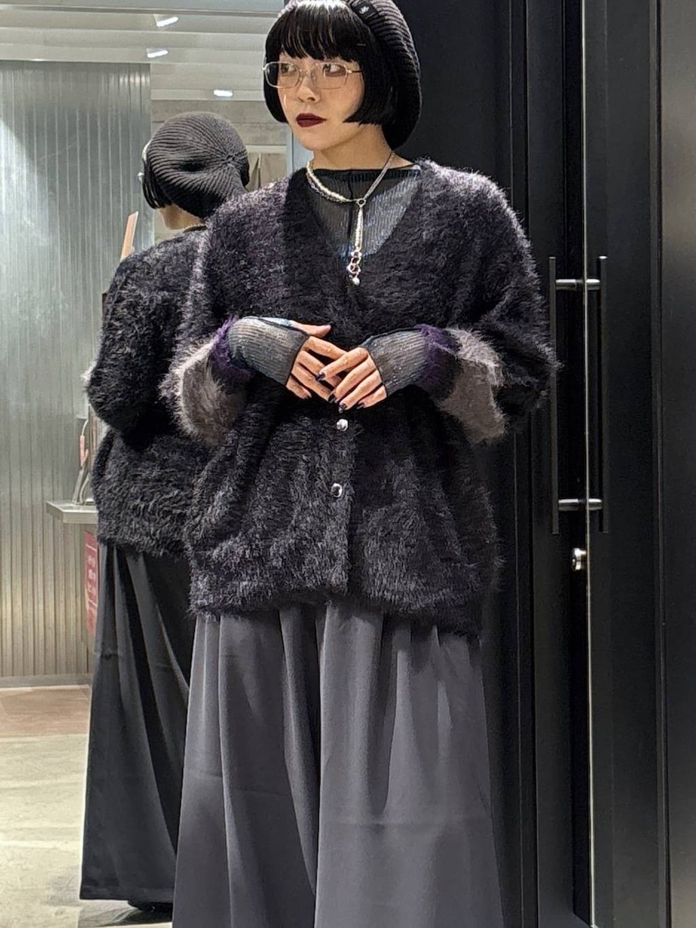 グレー系のスラックス、ブルー系のTシャツ/カットソー、ブラック系のカーディガン/ボレロを着用したレディースの秋コーディネートの4枚目の写真