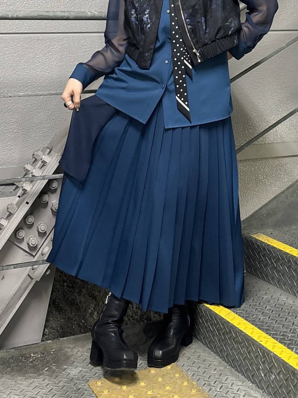 ブラック系のブーツ、ブルー系のスカート、ブルー系のシャツ/ブラウスを着用したレディースの春コーディネートの3枚目の写真