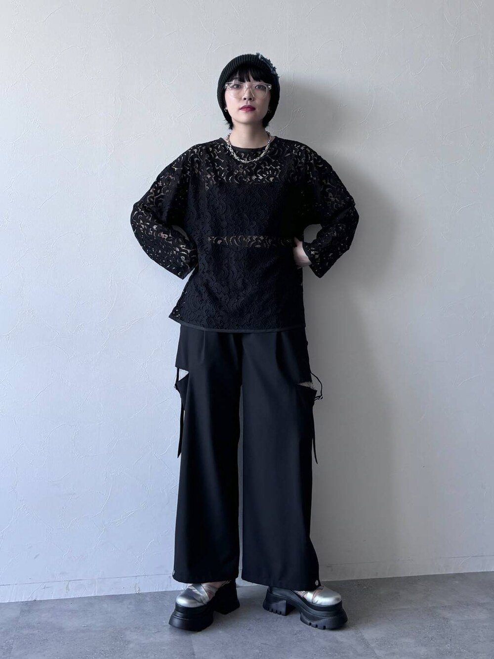 ブラック系のスラックス、シルバー系のサンダル、ブラック系のTシャツ/カットソーを着用したレディースの春コーディネートの6枚目の写真