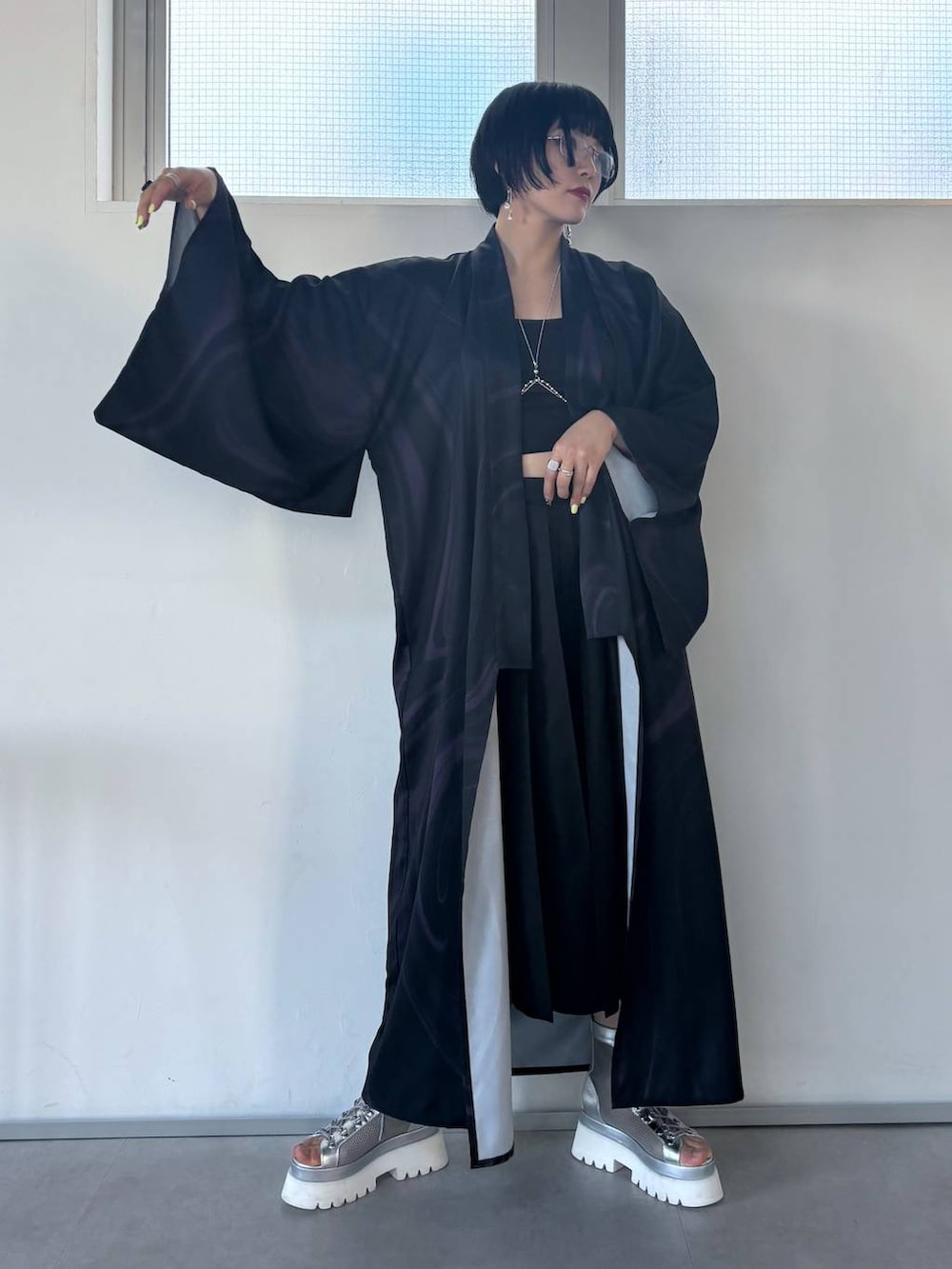 シルバー系のサンダル、ブラック系のその他パンツ、シルバー系のサスペンダーを着用したレディースの夏コーディネートの2枚目の写真