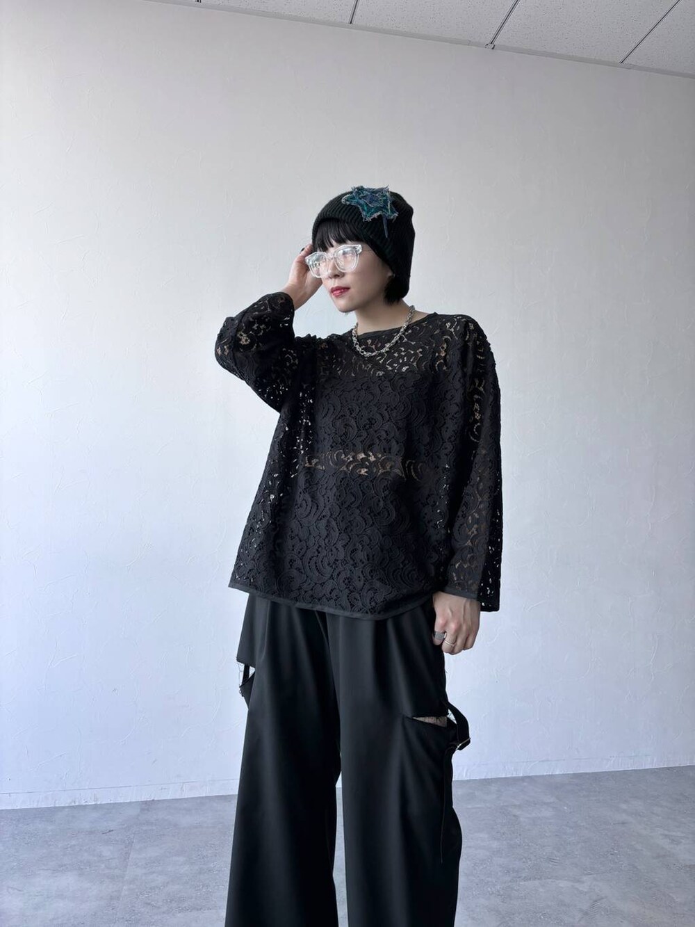 ブラック系のスラックス、シルバー系のサンダル、ブラック系のTシャツ/カットソーを着用したレディースの春コーディネートの3枚目の写真