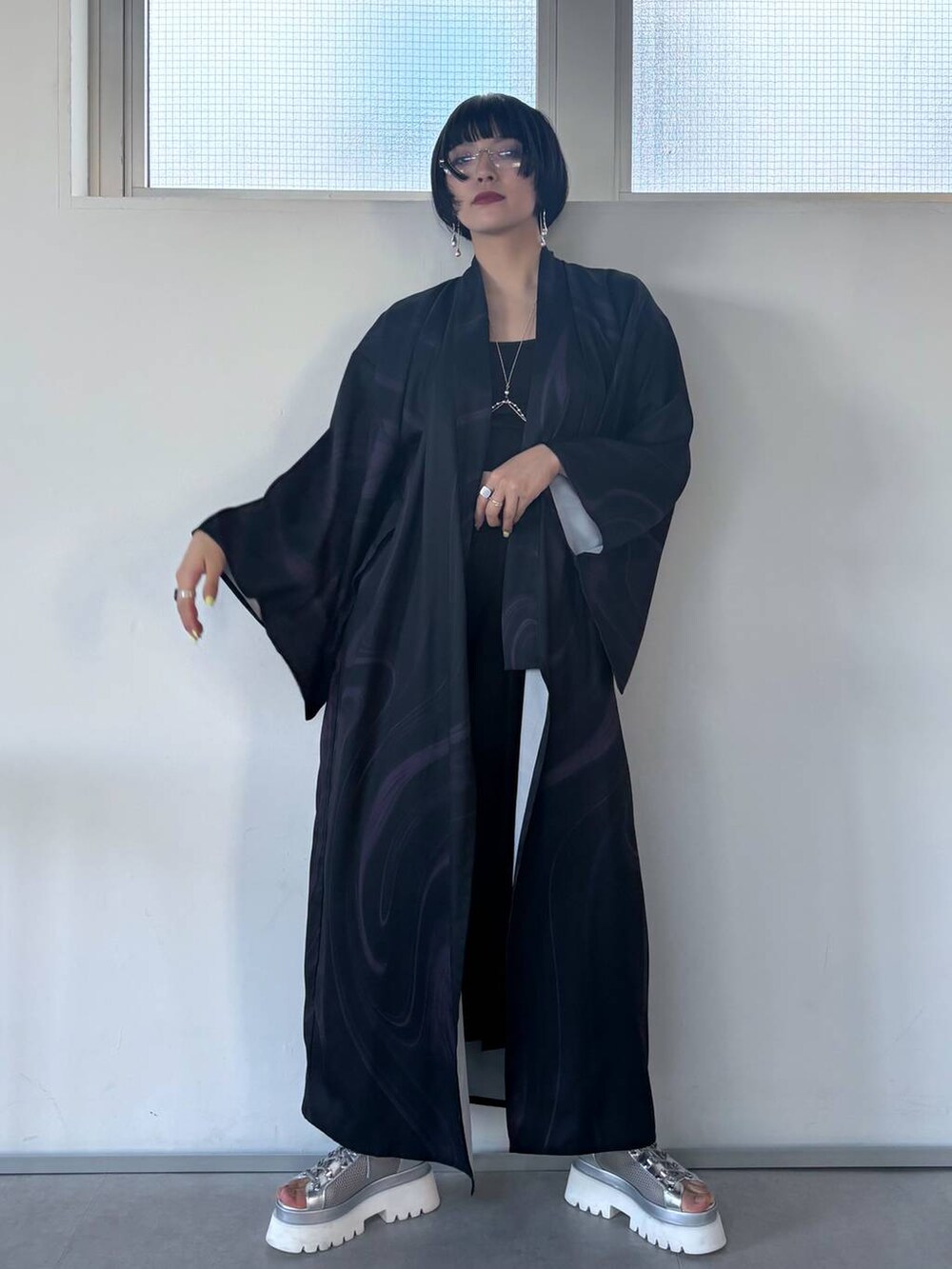 シルバー系のサンダル、ブラック系のその他パンツ、シルバー系のサスペンダーを着用したレディースの夏コーディネートの4枚目の写真