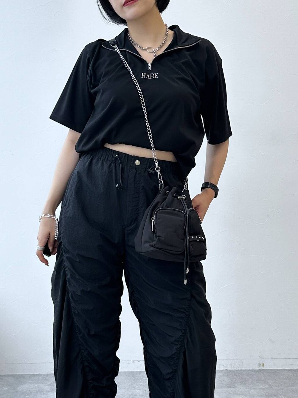 ブラック系のサンダル、ブラック系のTシャツ/カットソー、ブラック系のショルダーバッグを着用したレディースの夏コーディネートの7枚目の写真