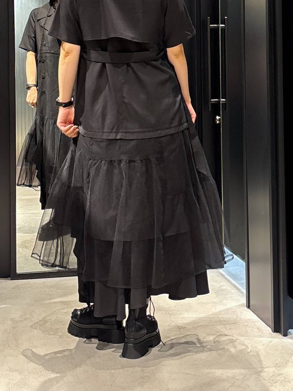 ブラック系のサンダル、ブルー系のTシャツ/カットソー、ブラック系のワンピースを着用したレディースの夏コーディネートの5枚目の写真