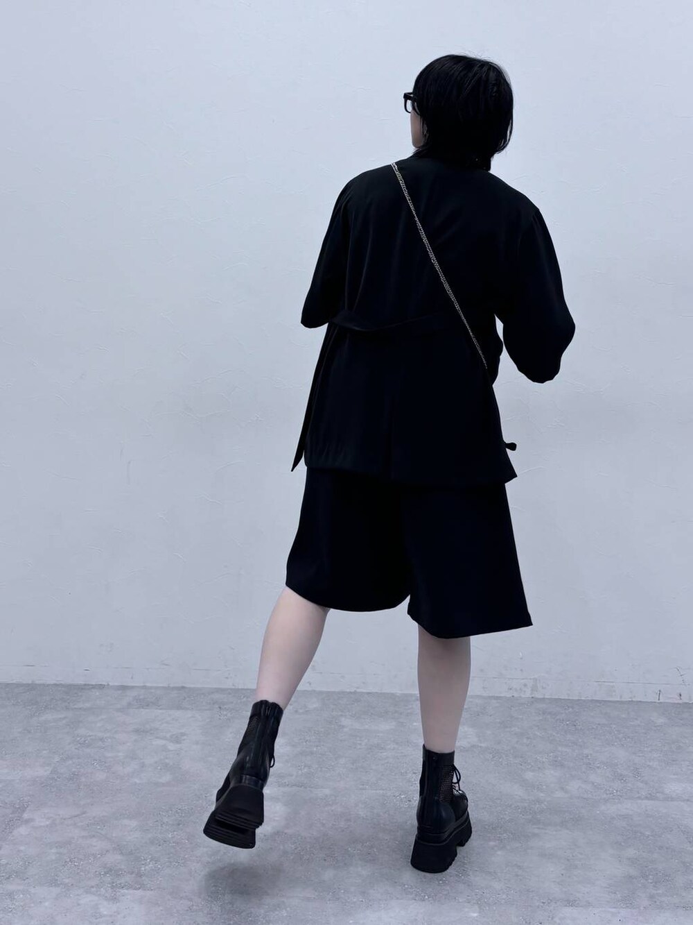 「着痩せ・細見え、体型カバー、高身長、モード、個性派、メガネ、HARE、ジャケット、ショートパンツ、夏コーデ」｜「HAREのメッシュレースアップブーサン(HARE)（サンダル、ブラック系）」を使った、ノン(HARE)さん（骨格ストレート・レディース・171cm）の春コーディネートの2枚目の写真