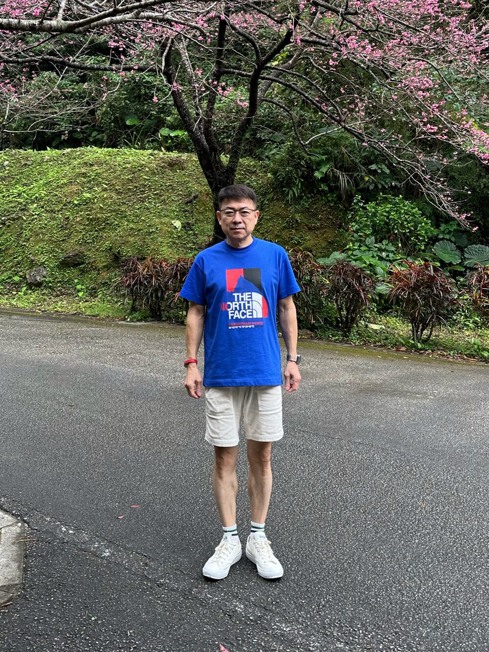 ブルー系のTシャツ/カットソー、ホワイト系のその他パンツ、ホワイト系のスニーカーを着用したメンズの冬コーディネートの2枚目の写真