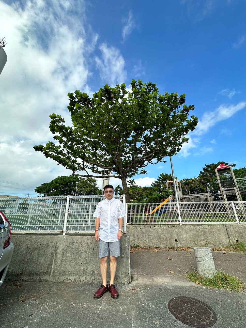 ホワイト系のシャツ/ブラウス、ブルー系のその他パンツ、ブラウン系のシューズを着用したメンズの夏コーディネートの2枚目の写真