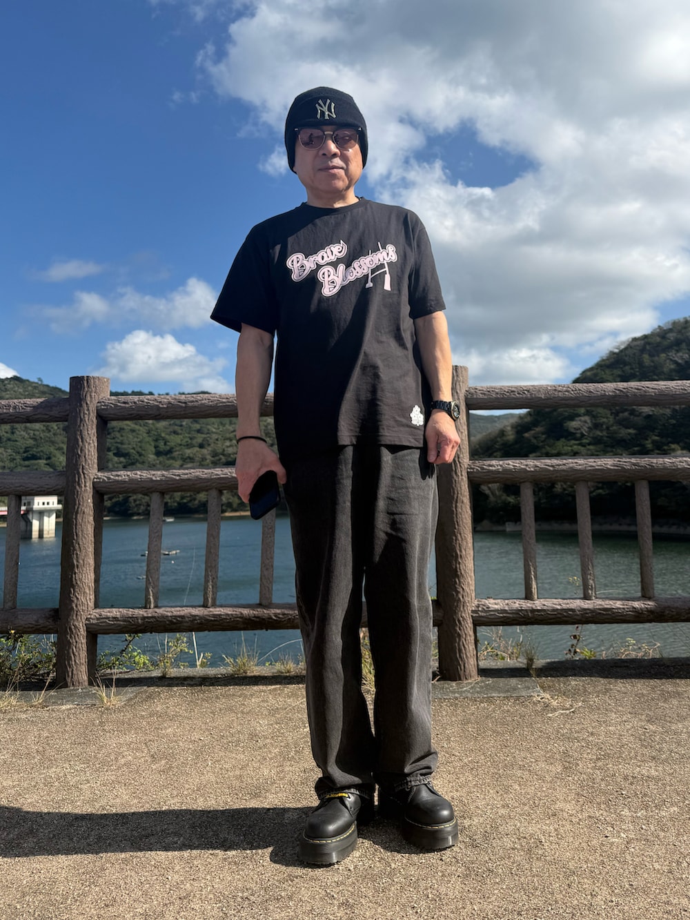 ブラック系のTシャツ/カットソー、ブラック系のデニムパンツ、ブラック系のブーツを着用したメンズの冬コーディネートの2枚目の写真