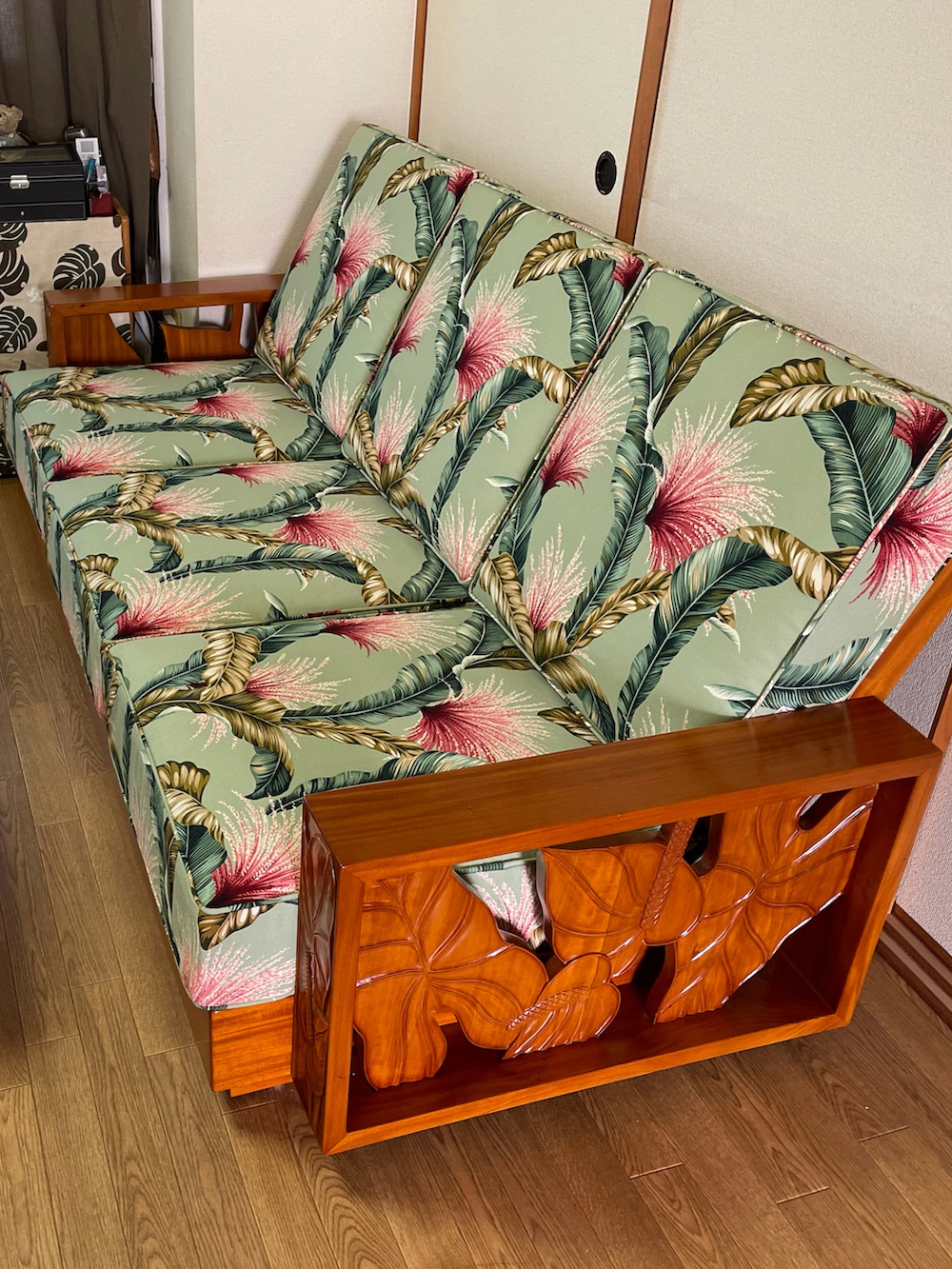 ブルー系のデニムパンツ、ブルー系のTシャツ/カットソー、ブルー系のサングラスを着用したメンズの春コーディネートの2枚目の写真