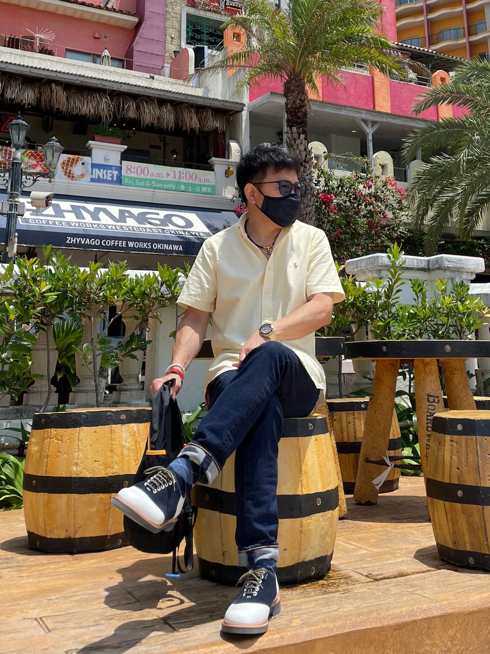 ブルー系のデニムパンツ、イエロー系のシャツ/ブラウス、ブルー系のシューズを着用したメンズの春コーディネートの2枚目の写真