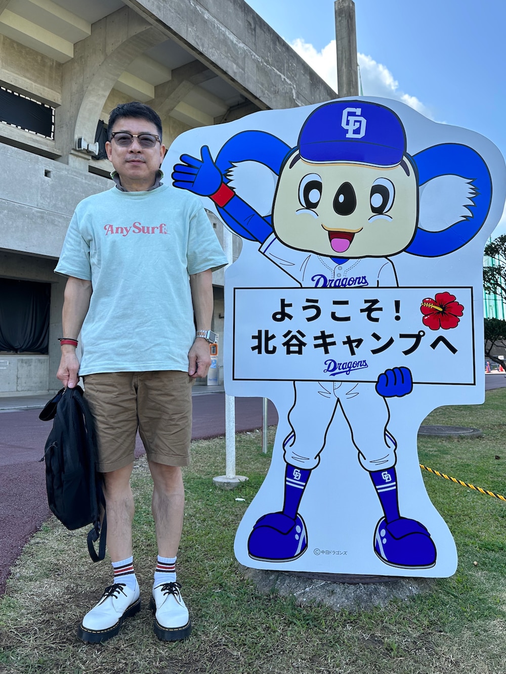 ホワイト系のシューズ、グリーン系のTシャツ/カットソー、グレー系のポロシャツを着用したメンズの冬コーディネートの2枚目の写真