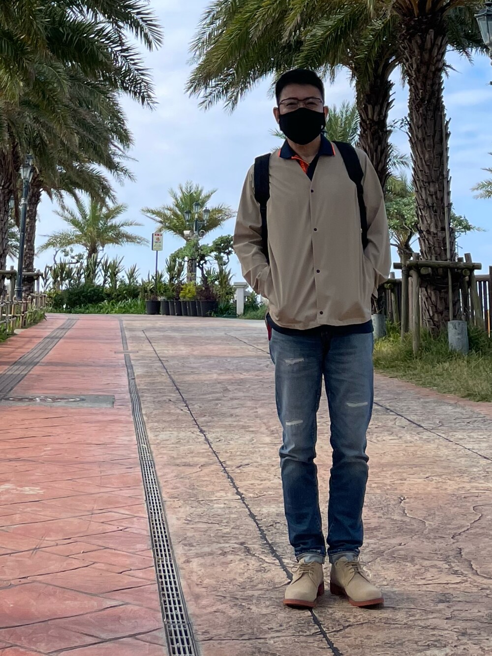 ブルー系のデニムパンツ、ブルー系のポロシャツ、ベージュ系のモカシン/デッキシューズを着用したメンズの冬コーディネートの2枚目の写真