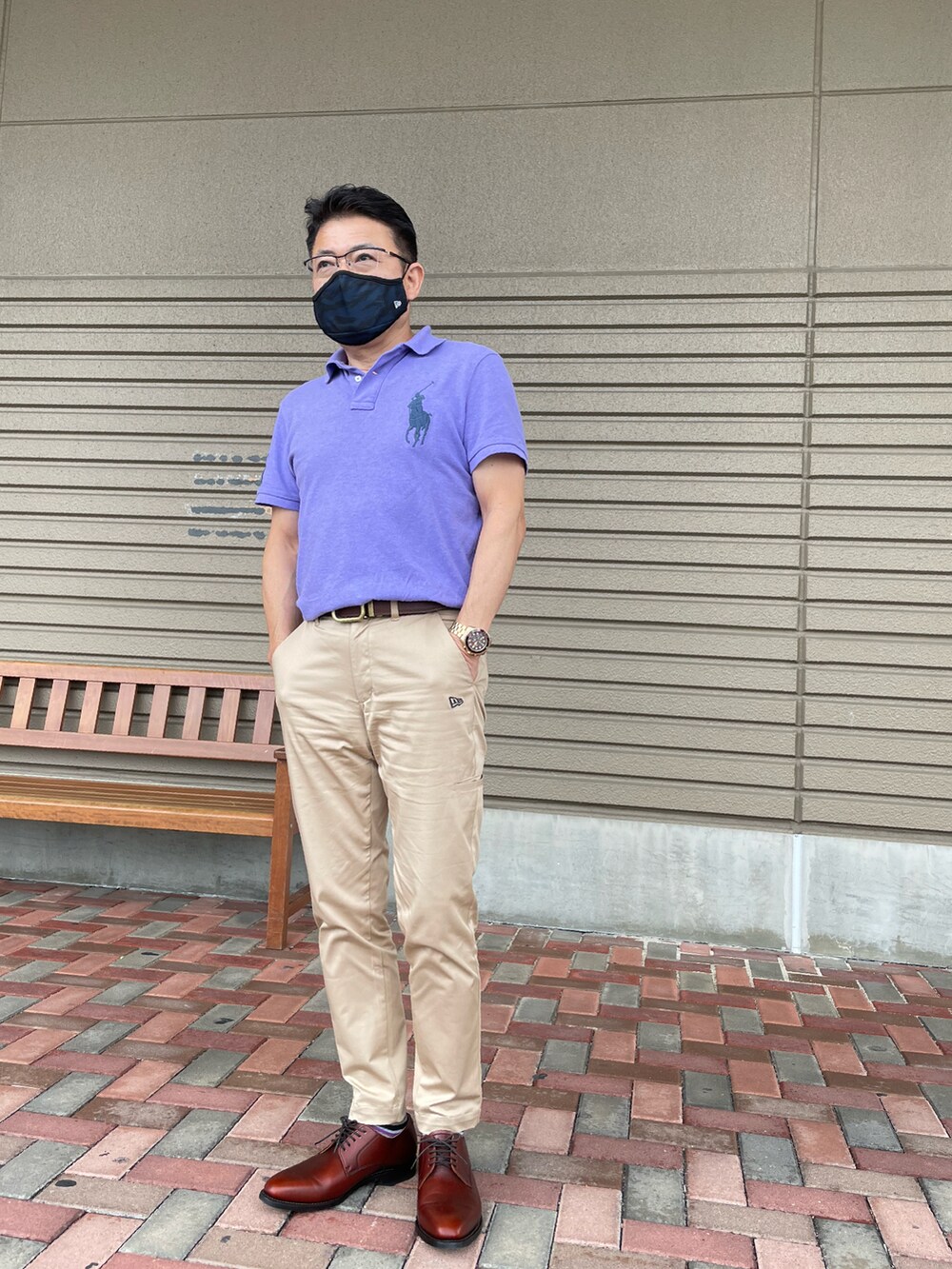 ブラウン系のチノパンツ、ホワイト系のニット/セーター、ブラック系のボディバッグ/ウエストポーチを着用したメンズの冬コーディネートの2枚目の写真