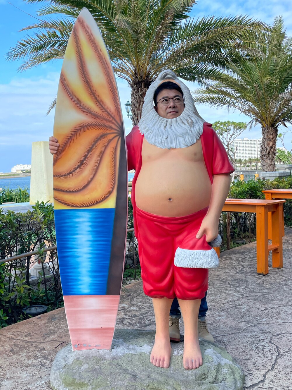 ブルー系のデニムパンツ、ブルー系のポロシャツ、ベージュ系のモカシン/デッキシューズを着用したメンズの冬コーディネートの3枚目の写真