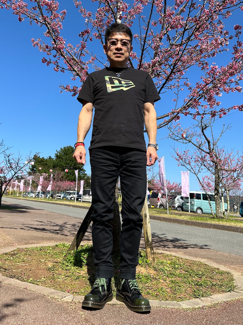 ブラック系のTシャツ/カットソー、ブラウン系のシャツ/ブラウス、ブラック系のデニムパンツを着用したメンズの冬コーディネートの2枚目の写真