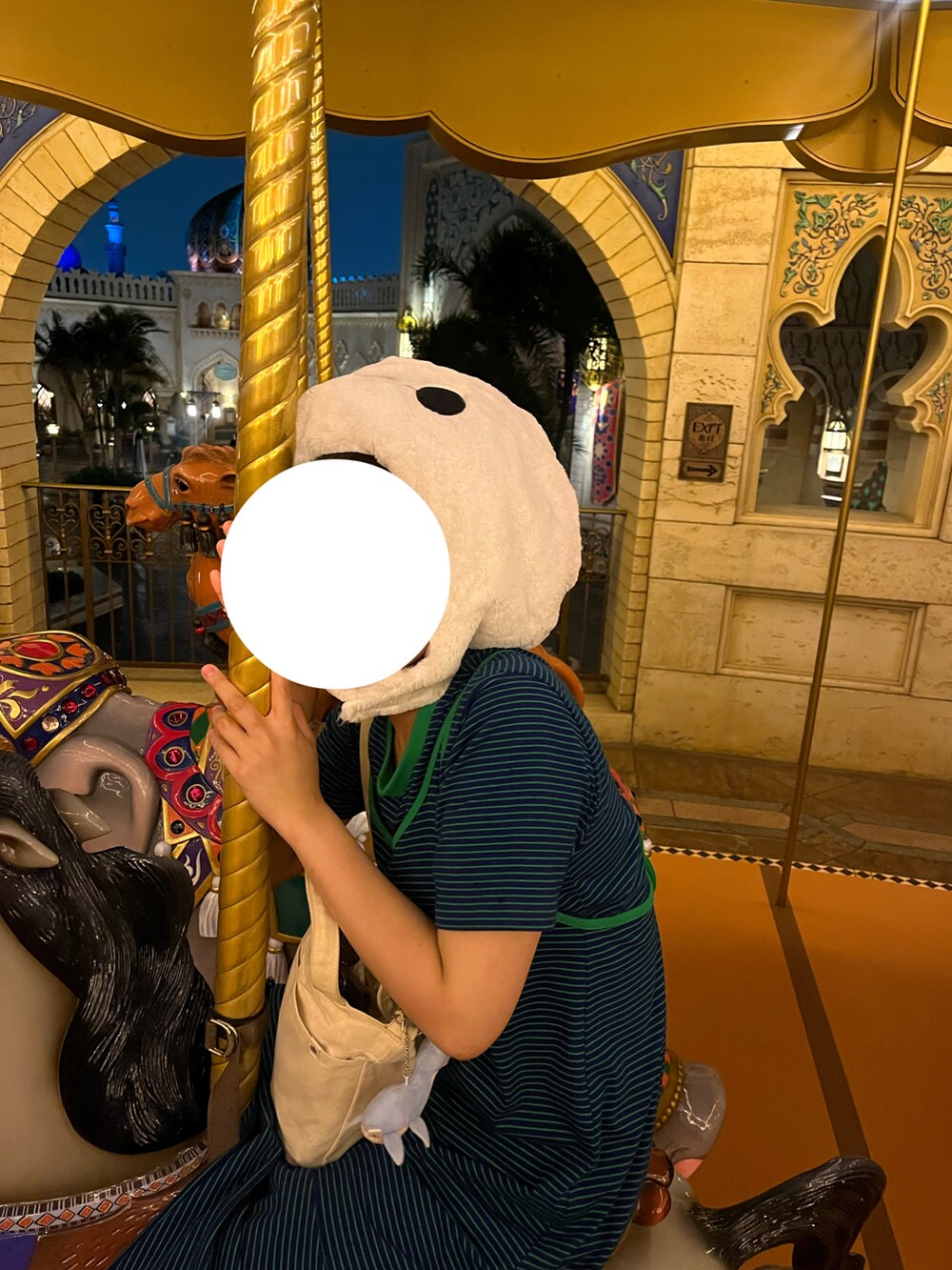 ブルー系のワンピース、ブラック系のスニーカーを着用したレディースの夏コーディネートの2枚目の写真