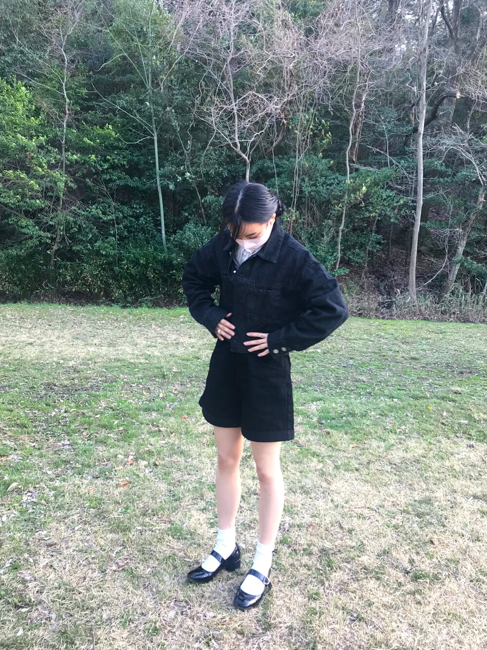 ブルー系のデニムジャケットを着用したレディースの春コーディネートの2枚目の写真