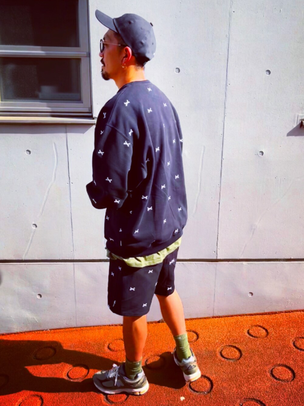 「おしゃれさんと繋がりたい、キャップ、ストリート、黒、セットアップ、wtaps、supreme、40代ファッション、アラフォー、ショートパンツ、スニーカー、スニーカー好きと繋がりたい、アースカラー、スウェット、New Balance」｜「WTAPSのアイテム（キャップ、ブラック系）」を使った、SUNさん（メンズ・175cm）の春コーディネートの5枚目の写真